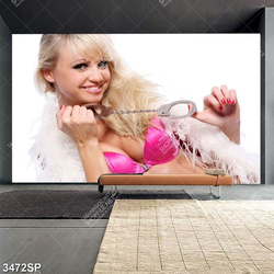 Tranh người mẫu mặc bikini hồng