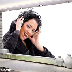 Tranh cô gái đeo headphone cười rạng rỡ