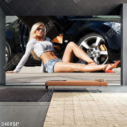 Tranh cô gái trẻ trung ngồi bên xe ô tô