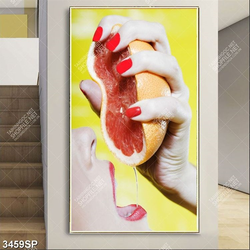 Tranh cô gái vắt nước cam vô miệng