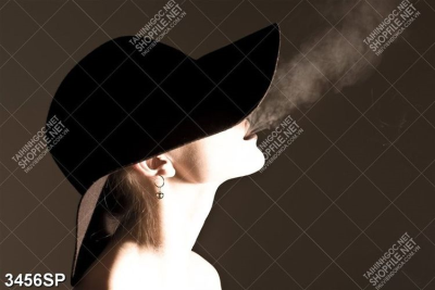 Tranh cô gái nhả khói thuốc trắng