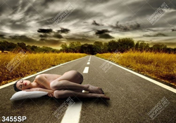 Tranh nghệ thuật cô gái nằm giữa trời