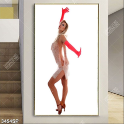 Tranh cô gái mang găng tay hồng