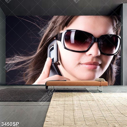 Tranh cô gái nghe điện thoại