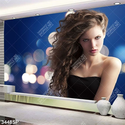 Tranh cô gái trẻ với mái tóc xoăn dài