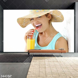 Tranh cô gái tươi cười uống nước cam