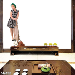 Tranh cô gái trẻ bên máy hút bụi