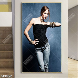 Tranh cô gái trẻ đứng bên tường