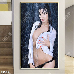 Tranh spa cô gái nóng bỏng dưới màn mưa