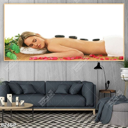 Tranh spa cô gái nằm thư giãn chườm đá nóng