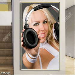 Tranh cô gái xinh đẹp cầm tai nghe