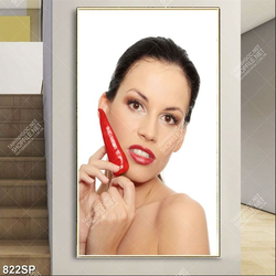 Tranh cô người mẫu tạo dáng với trái ớt chín treo spa