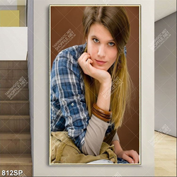 Tranh cô gái xinh đẹp mặc áo caro treo spa