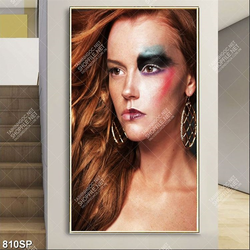 Tranh cô gái makeup một bên mặt treo spa