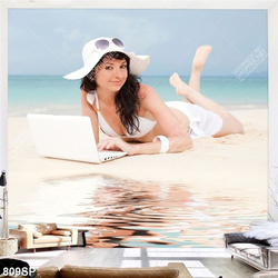 Tranh spa cô gái nằm trên bãi cát bên bờ biển