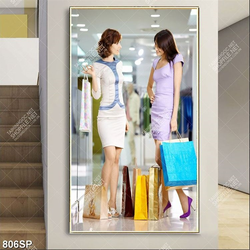 Tranh hai cô gái trong trung tâm mua sắm