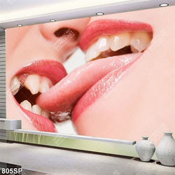 Tranh hai đôi môi ướt át treo spa