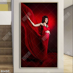 Tranh spa cô gái mang thai mặc chiếc váy đỏ