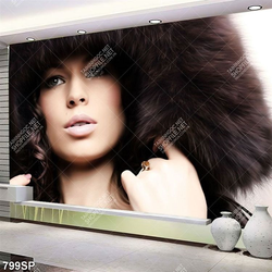 Tranh spa canvas đẹp cô gái trùm chiếc mũ lông