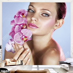 Tranh người mẫu spa bên cành hoa lan