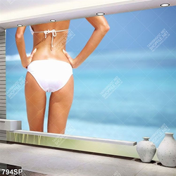 Tranh spa cô gái mặc bikini đứng bên bãi biển