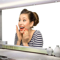 Tranh spa cô gái với biểu cảm gương mặt ngạc nhiên