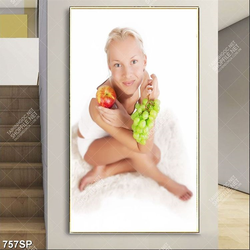 Tranh spa cô gái tạo dáng với quả táo và chùm nho