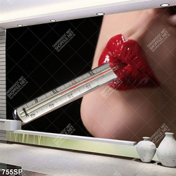 Tranh spa đôi môi đỏ mọng ngậm chiếc kẹp nhiệt kế