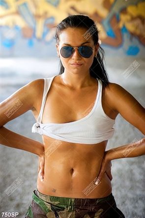 Tranh cô gái với thân hình khỏe khoắn treo tường spa