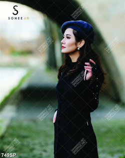 Tranh cô gái xinh đẹp đứng tạo dáng bên hồ treo tường Spa