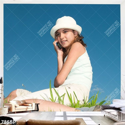 Tranh treo spa cô bé nhỏ ngổi nghe điện thoại trên bãi cỏ