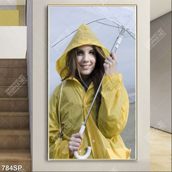 Tranh spa cô gái xinh đẹp cầm giù đứng dưới mưa