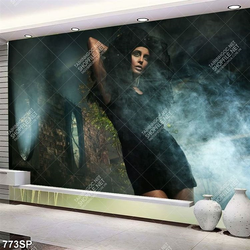 Tranh cô người mẫu tạo dáng mờ ảo trong ngôi nhà cũ treo tường spa