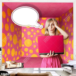 Tranh spa cô gái tạo dáng ngộ nghĩnh trong căn phòng màu hồng