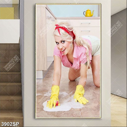 Tranh cô gái trẻ dọn nhà