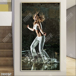 Tranh cô gái nhảy múa trên vũng nước