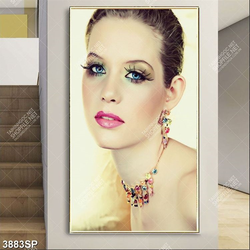 Tranh cô gái make up xinh đẹp
