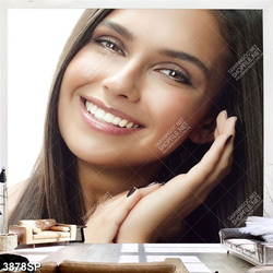 Tranh cô gái với nụ cười tỏa nắng