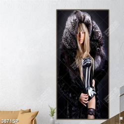 Tranh người đẹp trùm áo áo lông