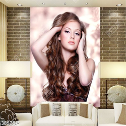 Tranh cô gái vuốt mái tóc