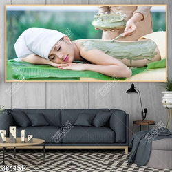 Tranh cô gái trẻ nằm chăm sóc da trong spa