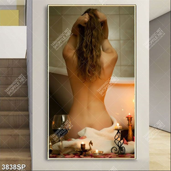 Tranh người mẫu khoe thân hình gợi cảm bên ánh nến