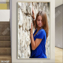 Tranh cô gái mặc váy xanh đứng bên bức tường đá