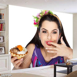 Tranh cô gái trẻ ăn bánh ngọt