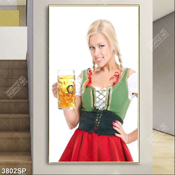 Tranh cô gái tươi cười cầm cốc bia