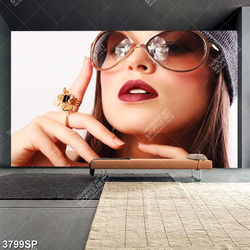 Tranh cô gái đeo mắt kính xinh đẹp