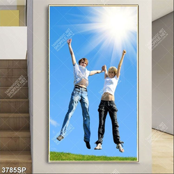 Tranh cặp đôi nắm tay dưới ánh mặt trời