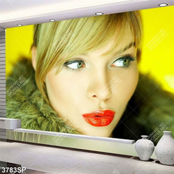 Tranh cô gái tô son đỏ nội bật in canvas