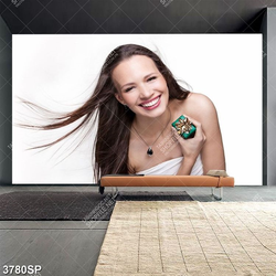 Tranh cô gái trẻ cầm hộp quà cười rạng rỡ