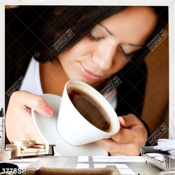 Tranh cô gái thường thức tách café